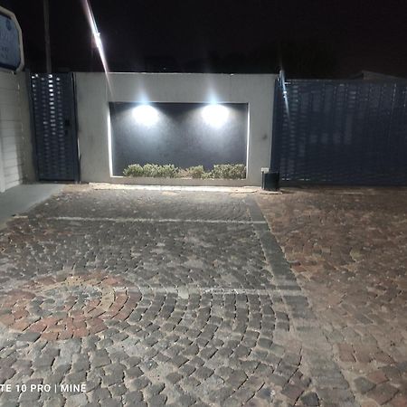 The Croc Guest House Springs  Exteriör bild