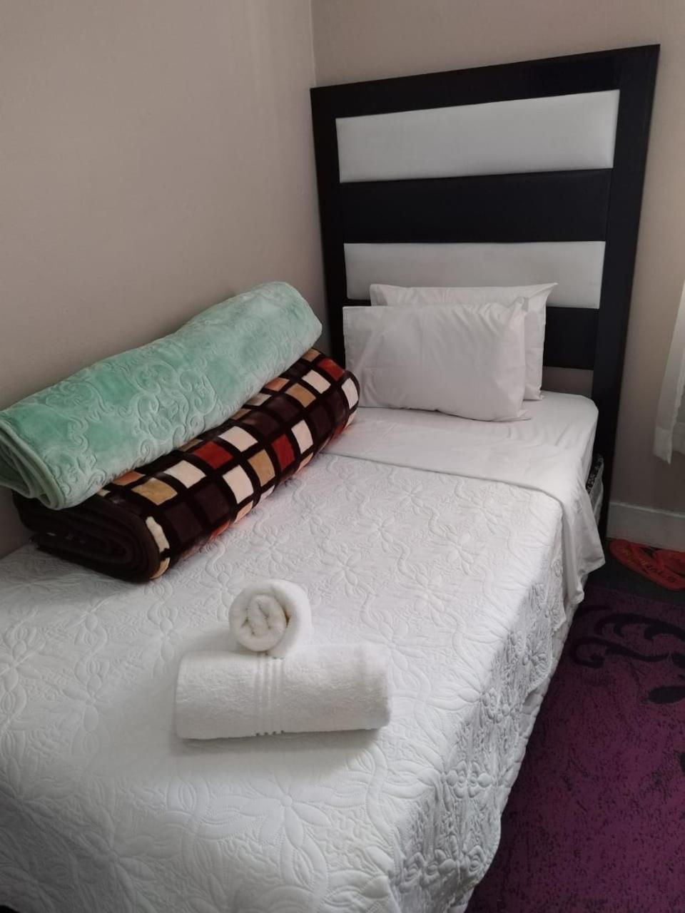 The Croc Guest House Springs  Exteriör bild